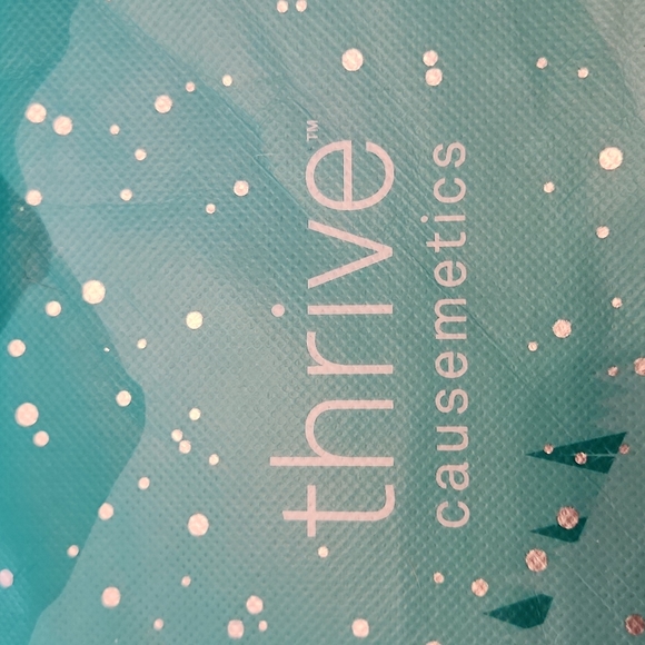 Thrive Causemetics Bag - Picture 5 of 7